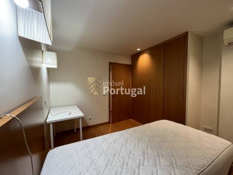 T4 remodelado, mobilado e equipado em plena Avenida