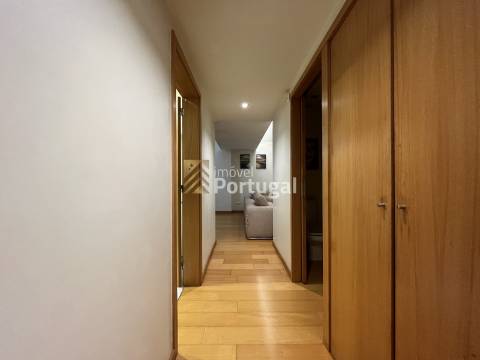 T4 remodelado, mobilado e equipado em plena Avenida