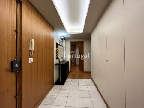 T4 remodelado, mobilado e equipado em plena Avenida