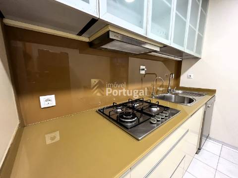 T4 remodelado, mobilado e equipado em plena Avenida