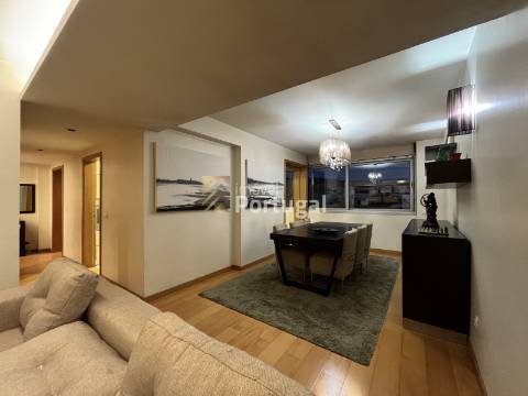 T4 remodelado, mobilado e equipado em plena Avenida