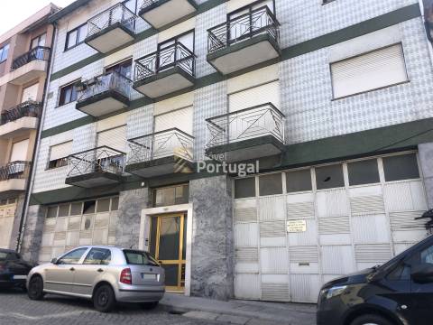 Loja/Pavilhão com 700m² na zona da CONSTITUIÇÃO