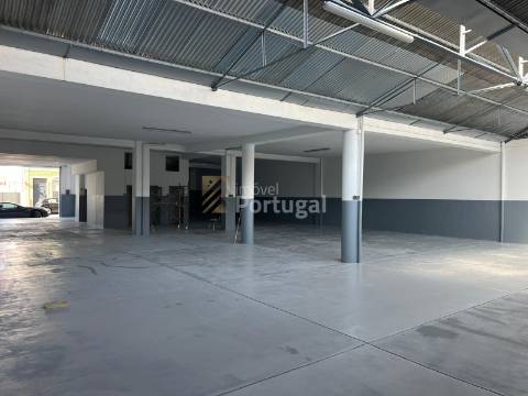 Loja/Pavilhão com 700m² na zona da CONSTITUIÇÃO