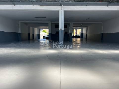 Loja/Pavilhão com 700m² na zona da CONSTITUIÇÃO