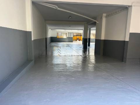 Loja/Pavilhão com 700m² na zona da CONSTITUIÇÃO