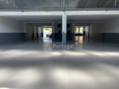 Loja/Pavilhão com 700m² na zona da CONSTITUIÇÃO