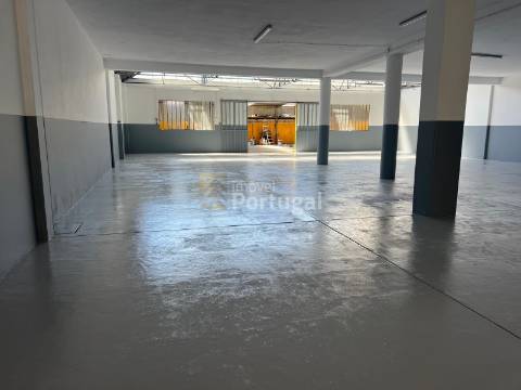 Loja/Pavilhão com 700m² na zona da CONSTITUIÇÃO