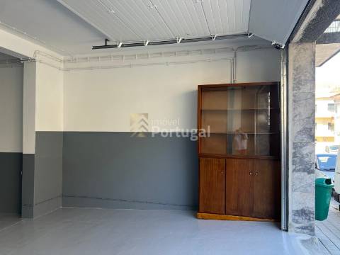 Loja/Pavilhão com 700m² na zona da CONSTITUIÇÃO