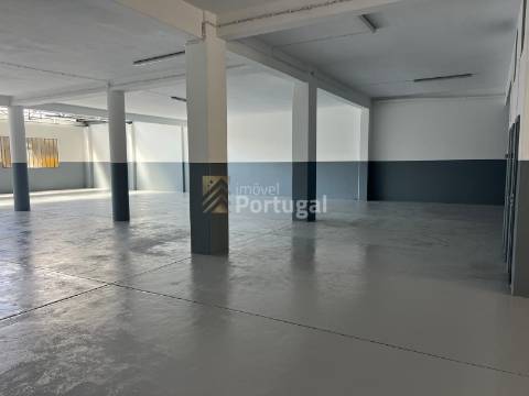 Loja/Pavilhão com 700m² na zona da CONSTITUIÇÃO