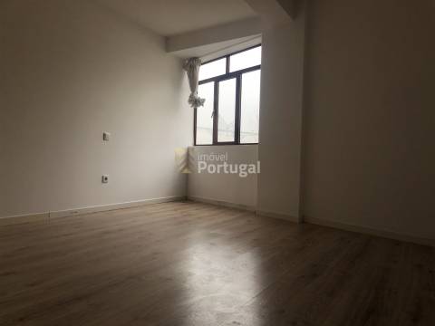 Arrenda Apartamento T2 remodelado, equipado e com garagem