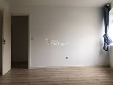 Arrenda Apartamento T2 remodelado, equipado e com garagem