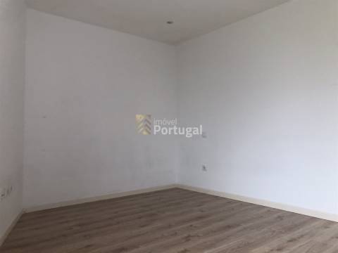 Arrenda Apartamento T2 remodelado, equipado e com garagem