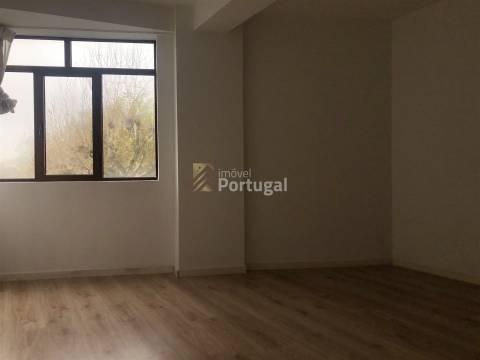 Arrenda Apartamento T2 remodelado, equipado e com garagem