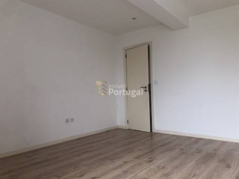 Arrenda Apartamento T2 remodelado, equipado e com garagem