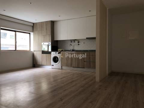 Arrenda Apartamento T2 remodelado, equipado e com garagem
