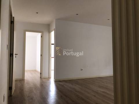 Arrenda Apartamento T2 remodelado, equipado e com garagem