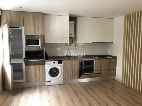 Arrenda Apartamento T2 remodelado, equipado e com garagem