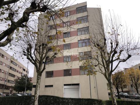 Arrenda Apartamento T2 remodelado, equipado e com garagem