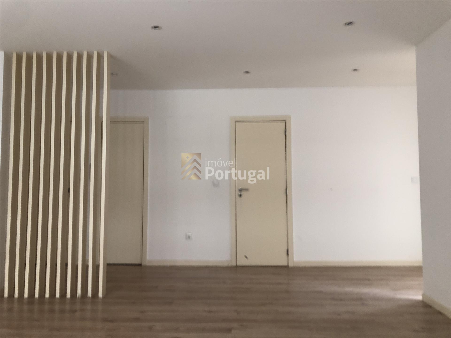 Arrenda Apartamento T2 remodelado, equipado e com garagem