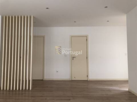 Arrenda Apartamento T2 remodelado, equipado e com garagem