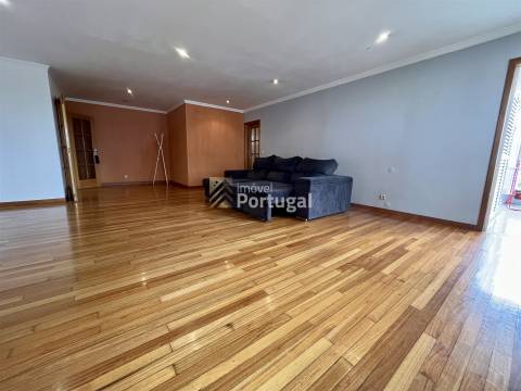 Venda Apartamento T3 Equipado e Semi-Mobilado