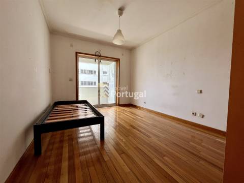 Venda Apartamento T3 Equipado e Semi-Mobilado