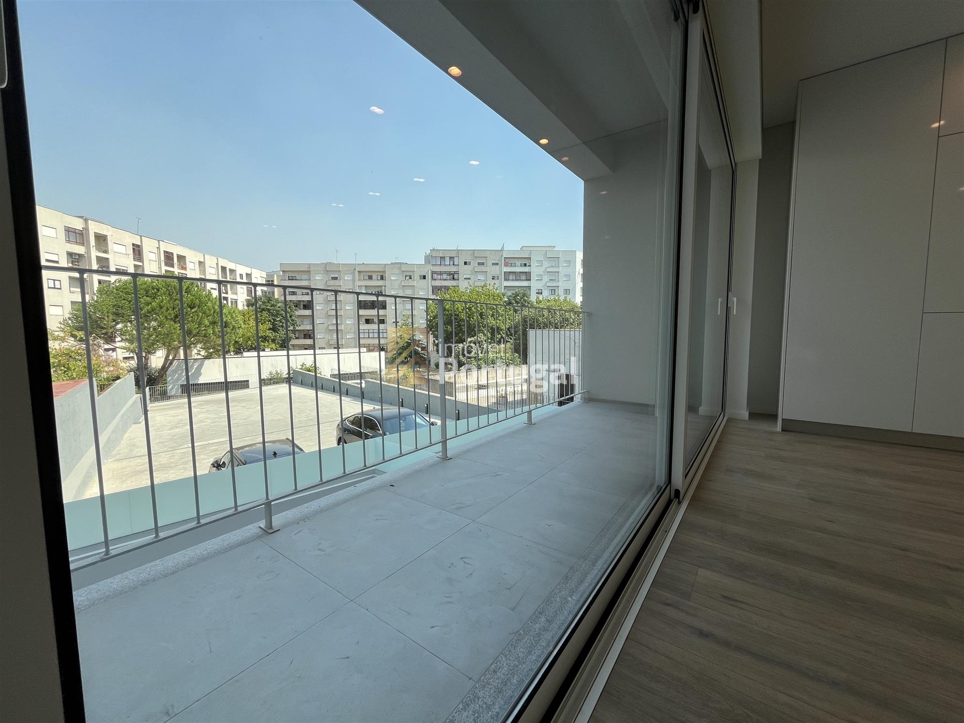 APARTAMENTO T2 COM TERRAÇO NOVO & PRONTA-ENTREGA