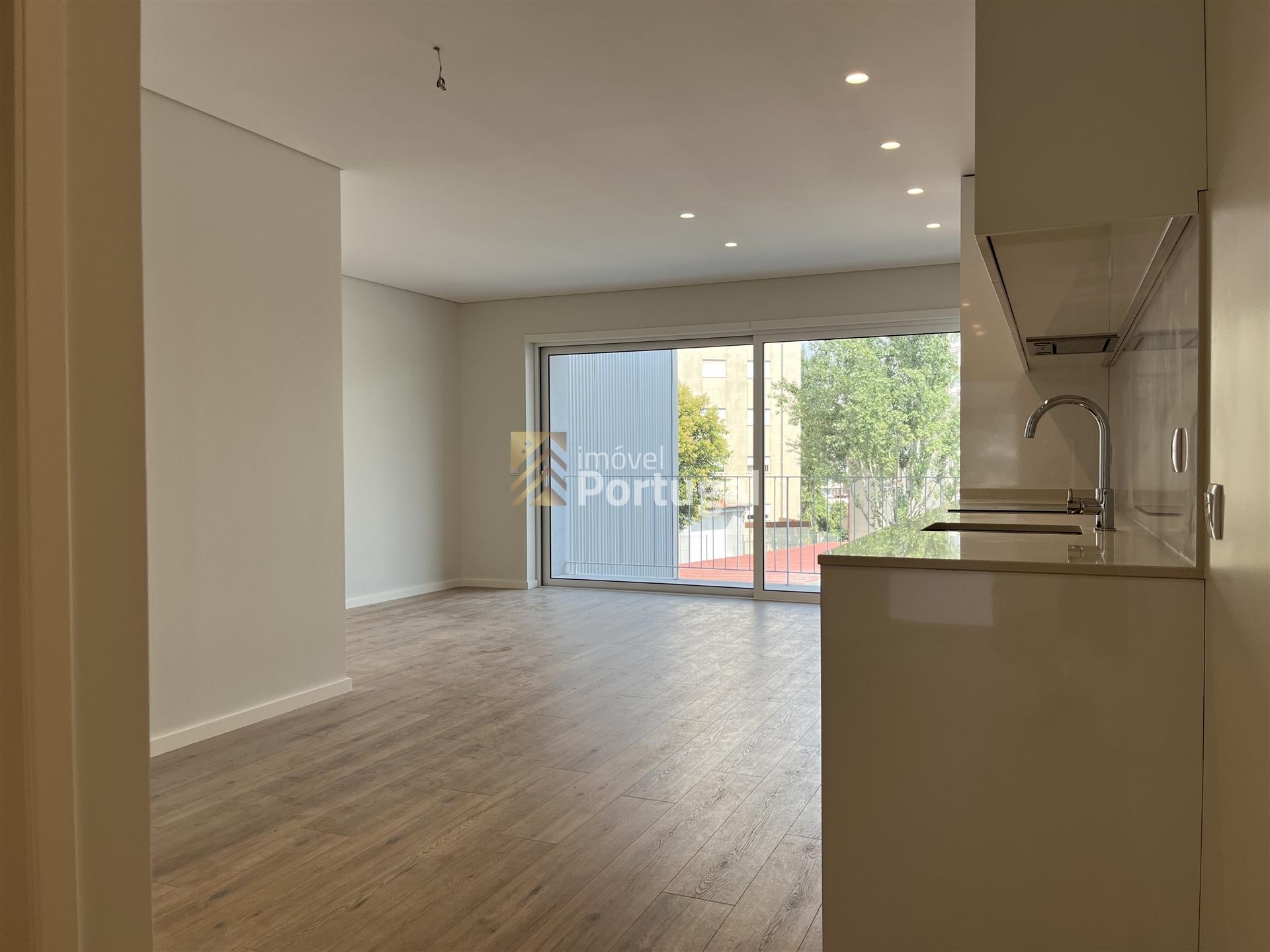 APARTAMENTO T2 COM TERRAÇO NOVO & PRONTA-ENTREGA