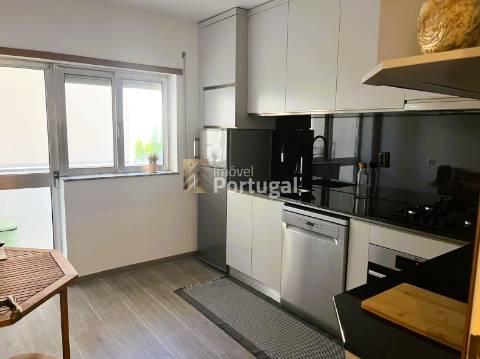 Arrenda Ap. T3 Mobilado, Equipado e Garagem Box