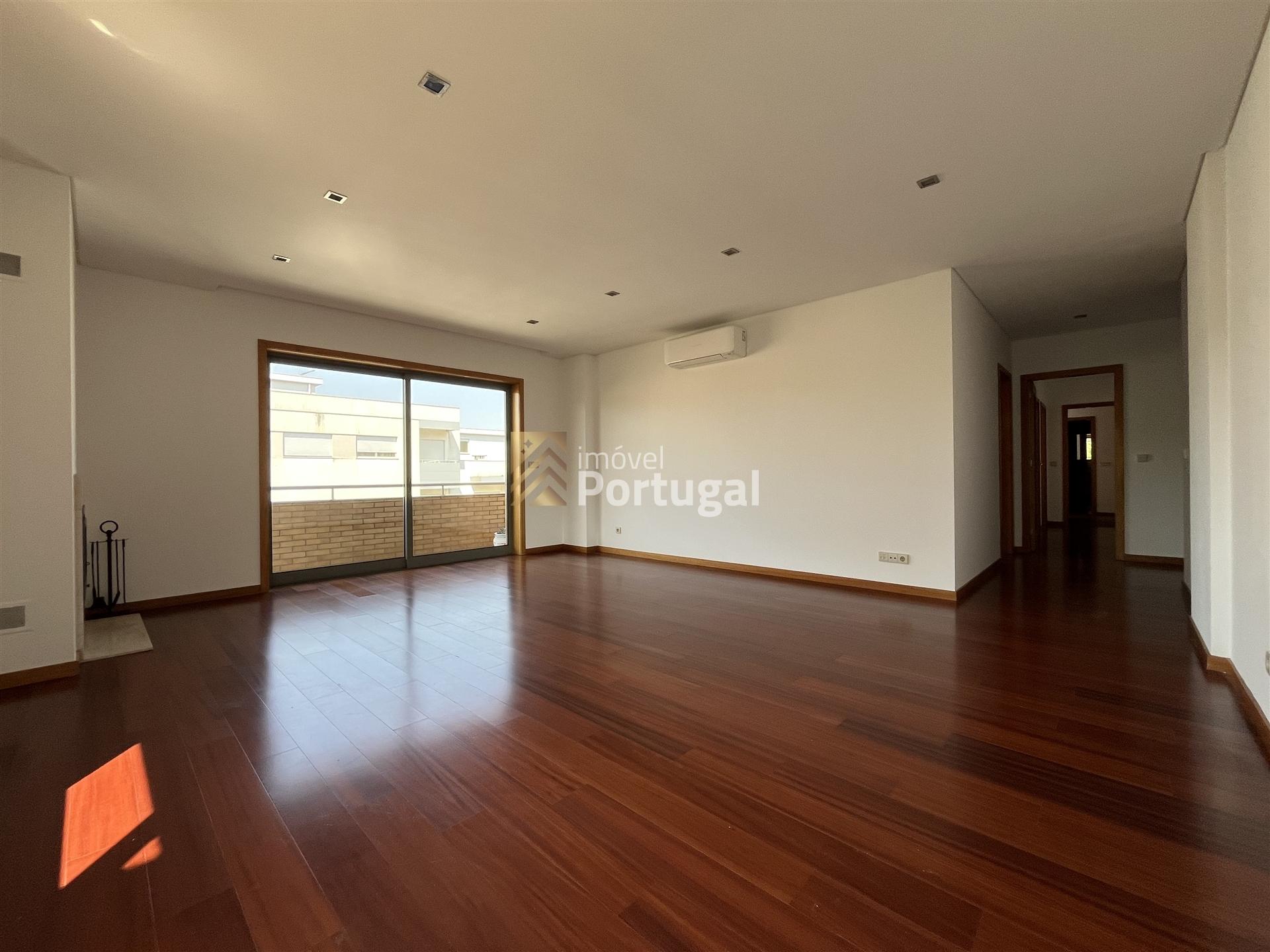 Arrenda Apartamento T3 de Luxo em Fraião, Braga.