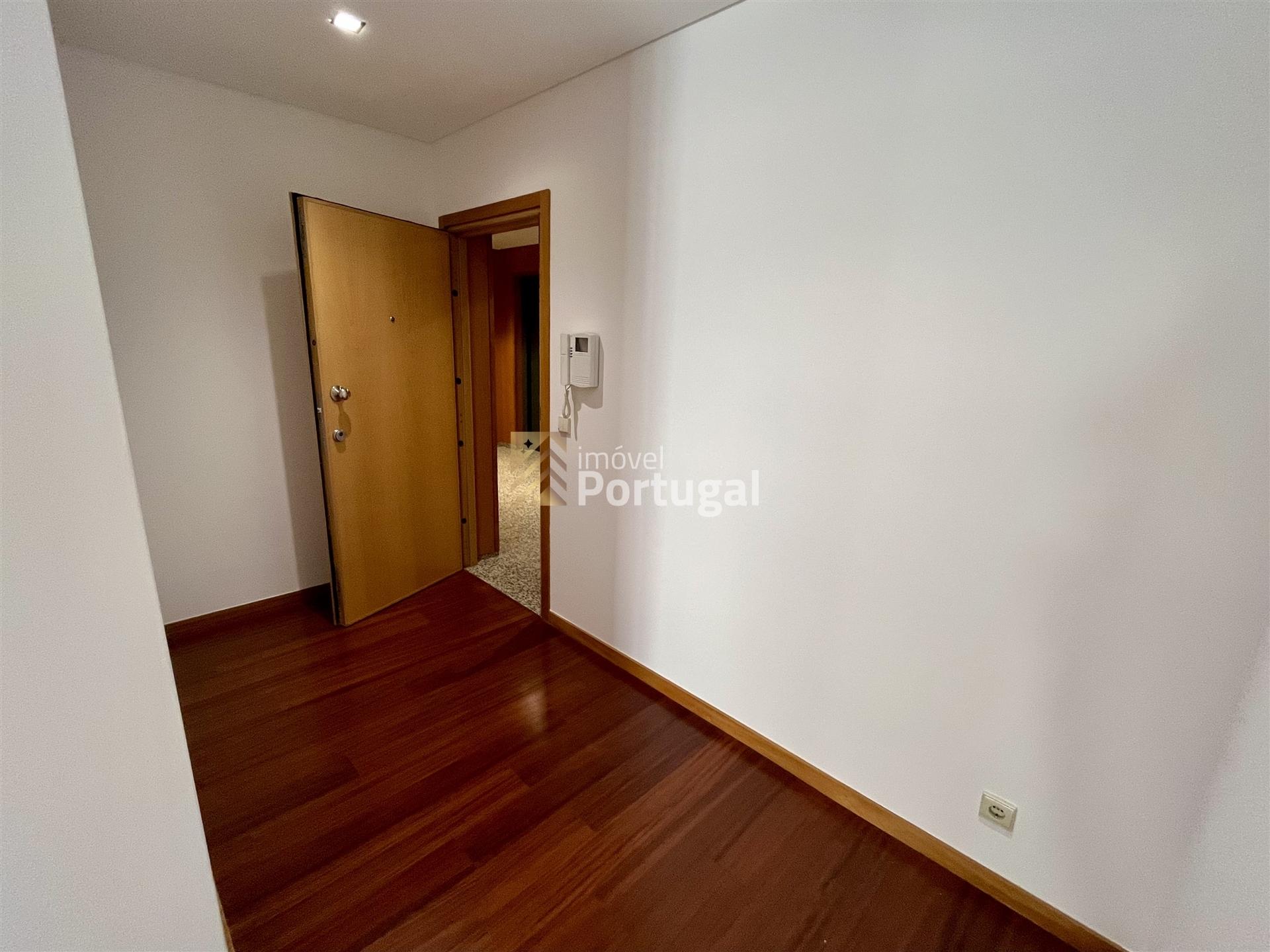 Arrenda Apartamento T3 de Luxo em Fraião, Braga.