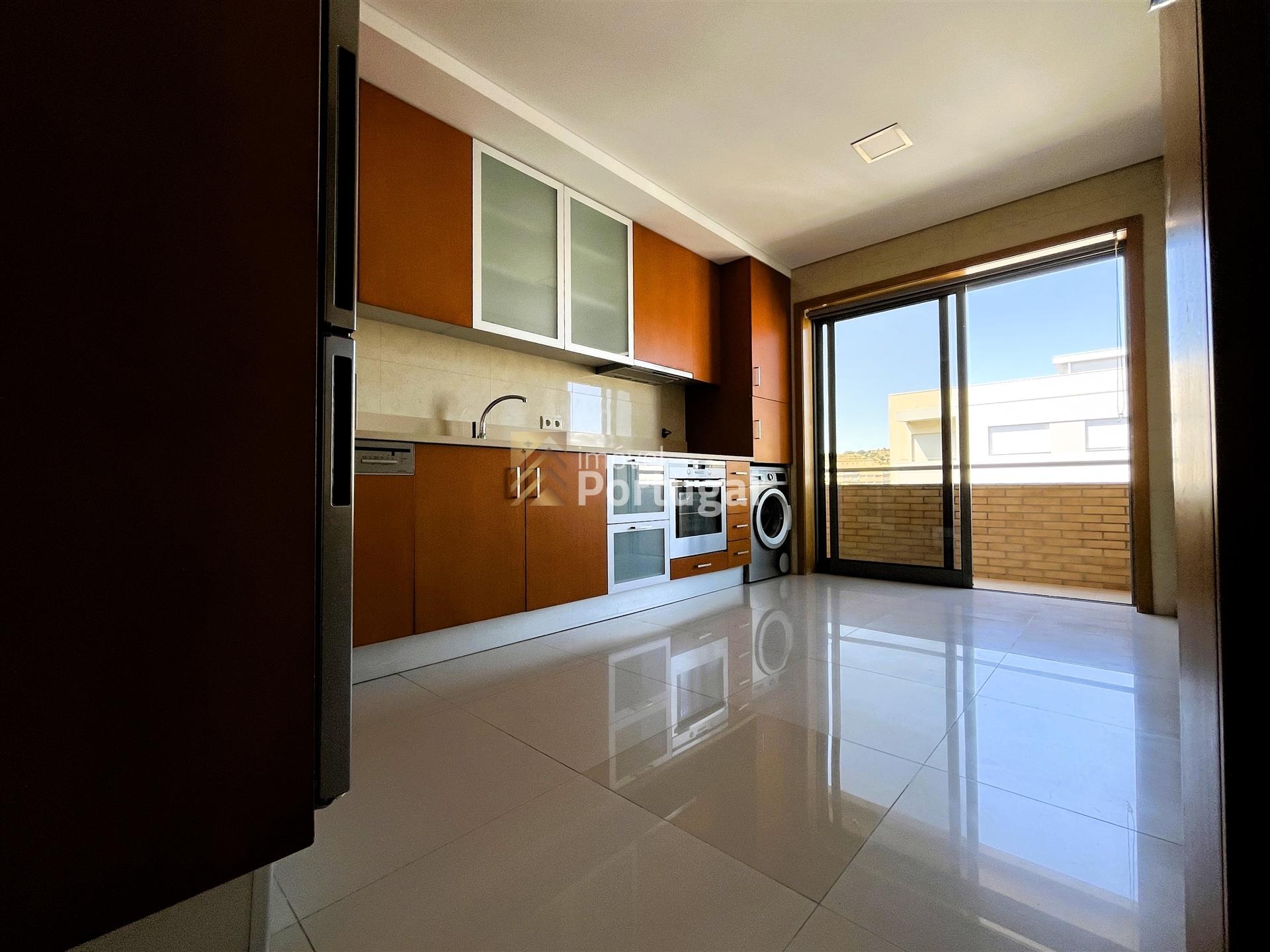 Arrenda Apartamento T3 de Luxo em Fraião, Braga.
