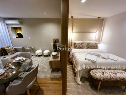 Arrenda Sofisticado Studio de Luxo Decorado, Equipado, Mobilado c/ Serviços e Faxinas