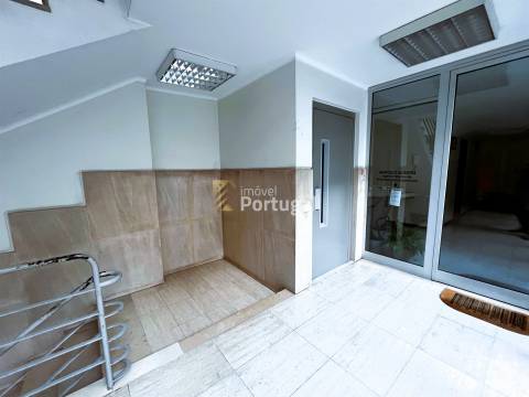 Arrenda Sofisticado Studio de Luxo Decorado, Equipado, Mobilado c/ Serviços e Faxinas