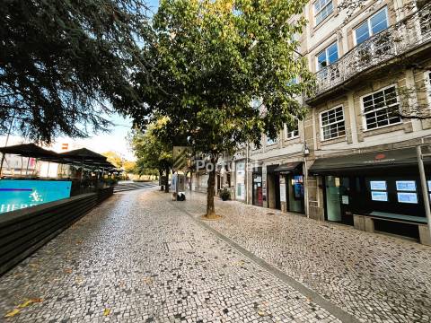 Arrenda Sofisticado Studio de Luxo Decorado, Equipado, Mobilado c/ Serviços e Faxinas