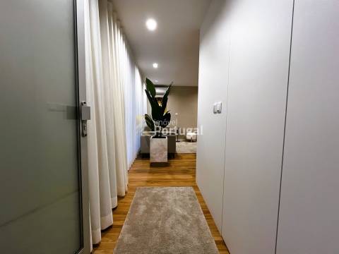 Arrenda Sofisticado Studio de Luxo Decorado, Equipado, Mobilado c/ Serviços e Faxinas