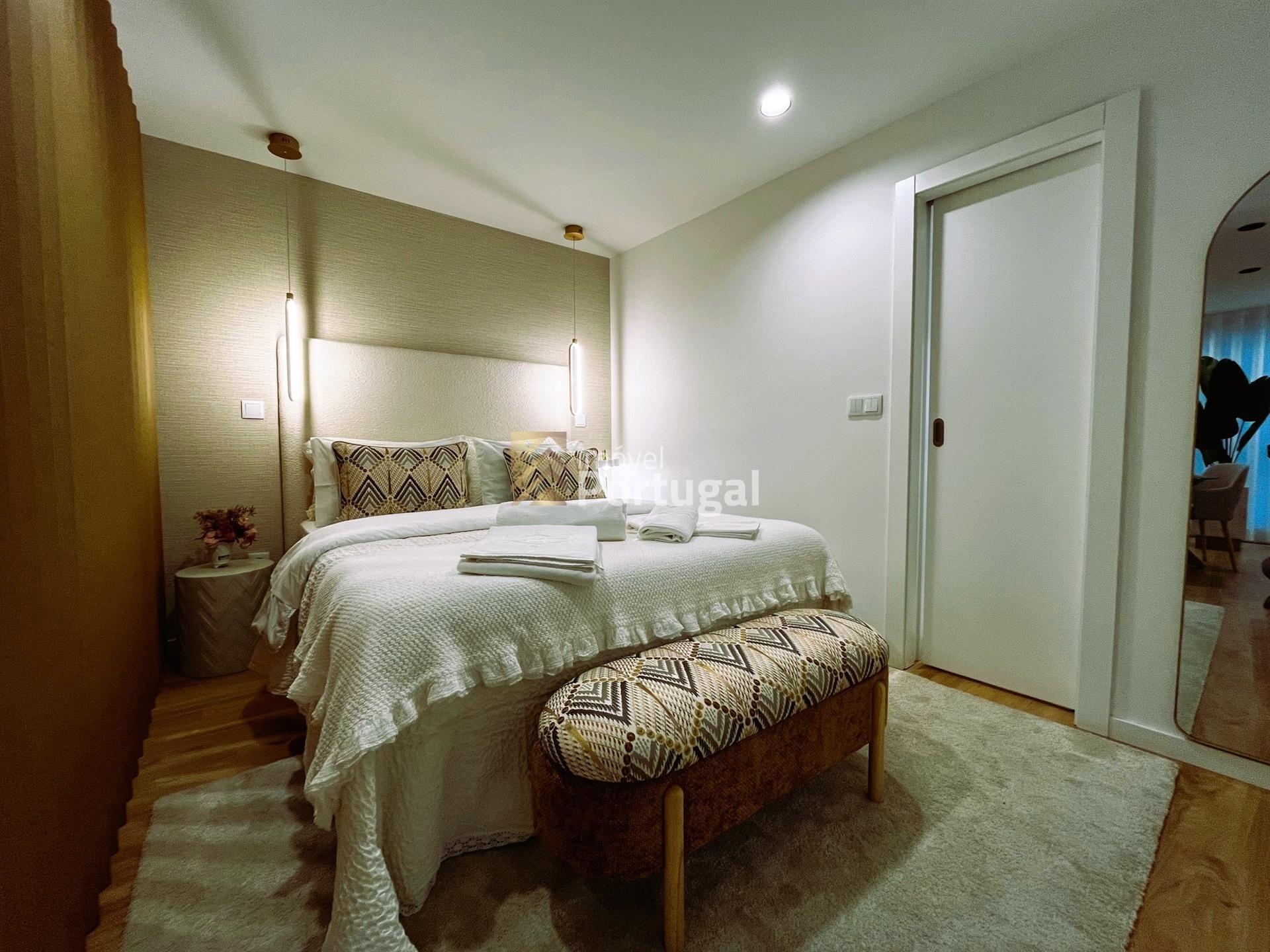 Arrenda Sofisticado Studio de Luxo Decorado, Equipado, Mobilado c/ Serviços e Faxinas