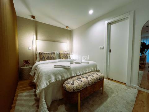 Arrenda Sofisticado Studio de Luxo Decorado, Equipado, Mobilado c/ Serviços e Faxinas