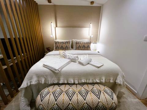 Arrenda Sofisticado Studio de Luxo Decorado, Equipado, Mobilado c/ Serviços e Faxinas