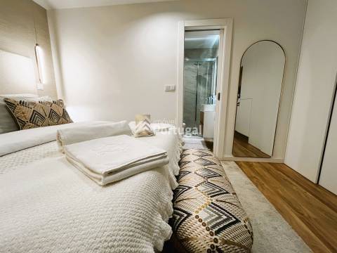 Arrenda Sofisticado Studio de Luxo Decorado, Equipado, Mobilado c/ Serviços e Faxinas