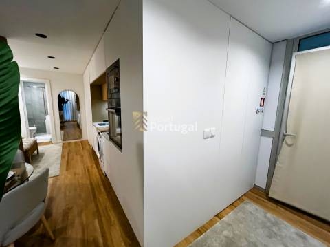 Arrenda Sofisticado Studio de Luxo Decorado, Equipado, Mobilado c/ Serviços e Faxinas