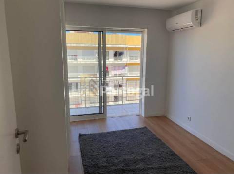 Arrenda T3 com suíte, equipado, com garagem e elevador