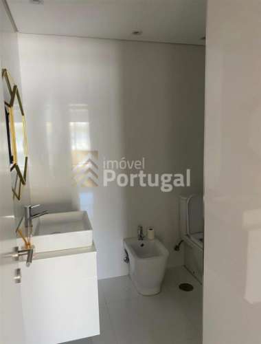 Arrenda T3 com suíte, equipado, com garagem e elevador