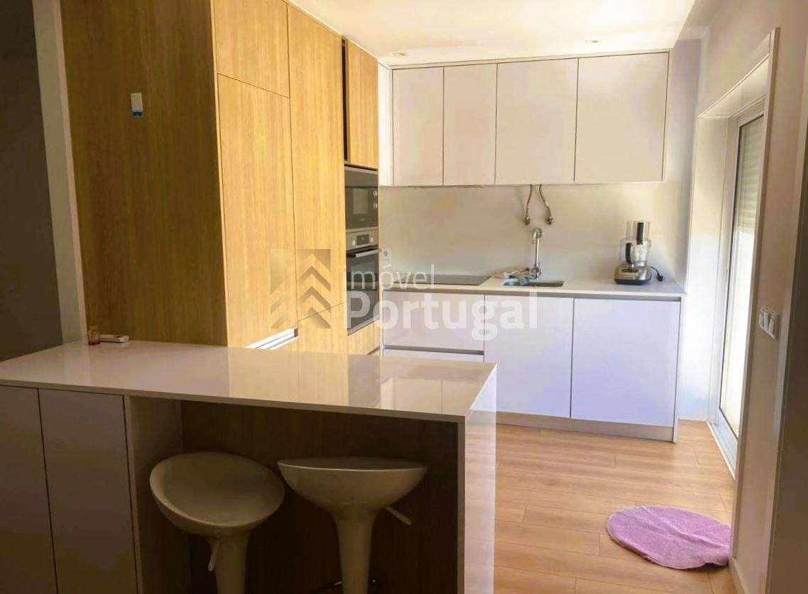 Arrenda T3 com suíte, equipado, com garagem e elevador