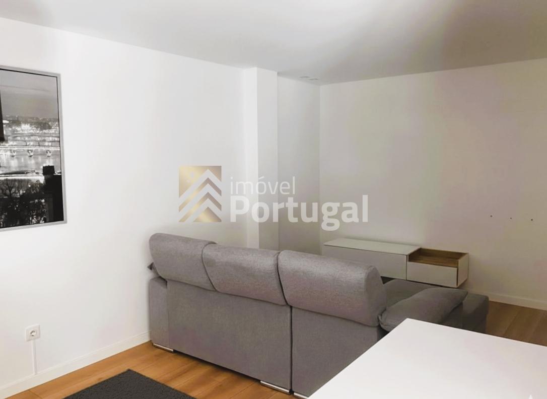 Arrenda T3 com suíte, equipado, com garagem e elevador