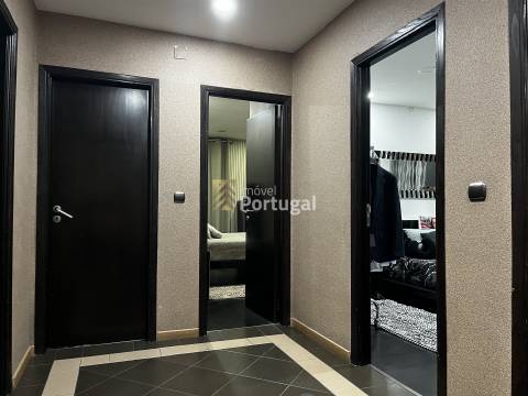 Amplo Ap. T4 Equipado, Prédio com Garagem Box e 2 Elevadores