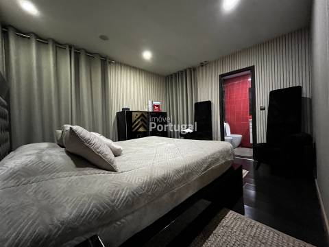 Amplo Ap. T4 Equipado, Prédio com Garagem Box e 2 Elevadores