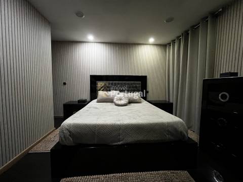 Amplo Ap. T4 Equipado, Prédio com Garagem Box e 2 Elevadores