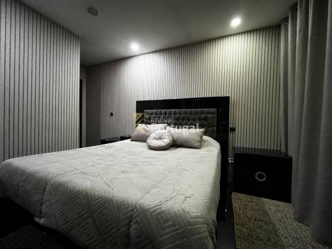 Amplo Ap. T4 Equipado, Prédio com Garagem Box e 2 Elevadores