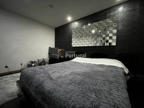 Amplo Ap. T4 Equipado, Prédio com Garagem Box e 2 Elevadores